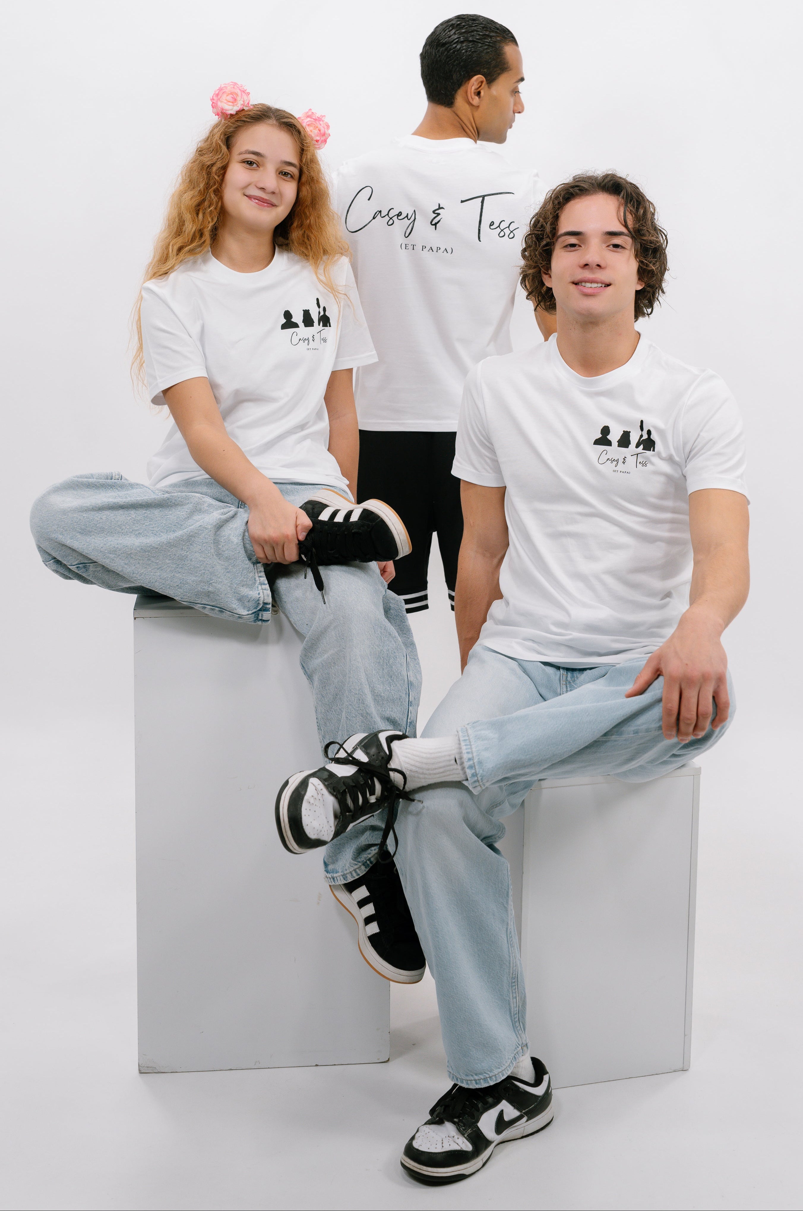 T-shirt officiel unisex blanc "Casey & Tess (et papa)"