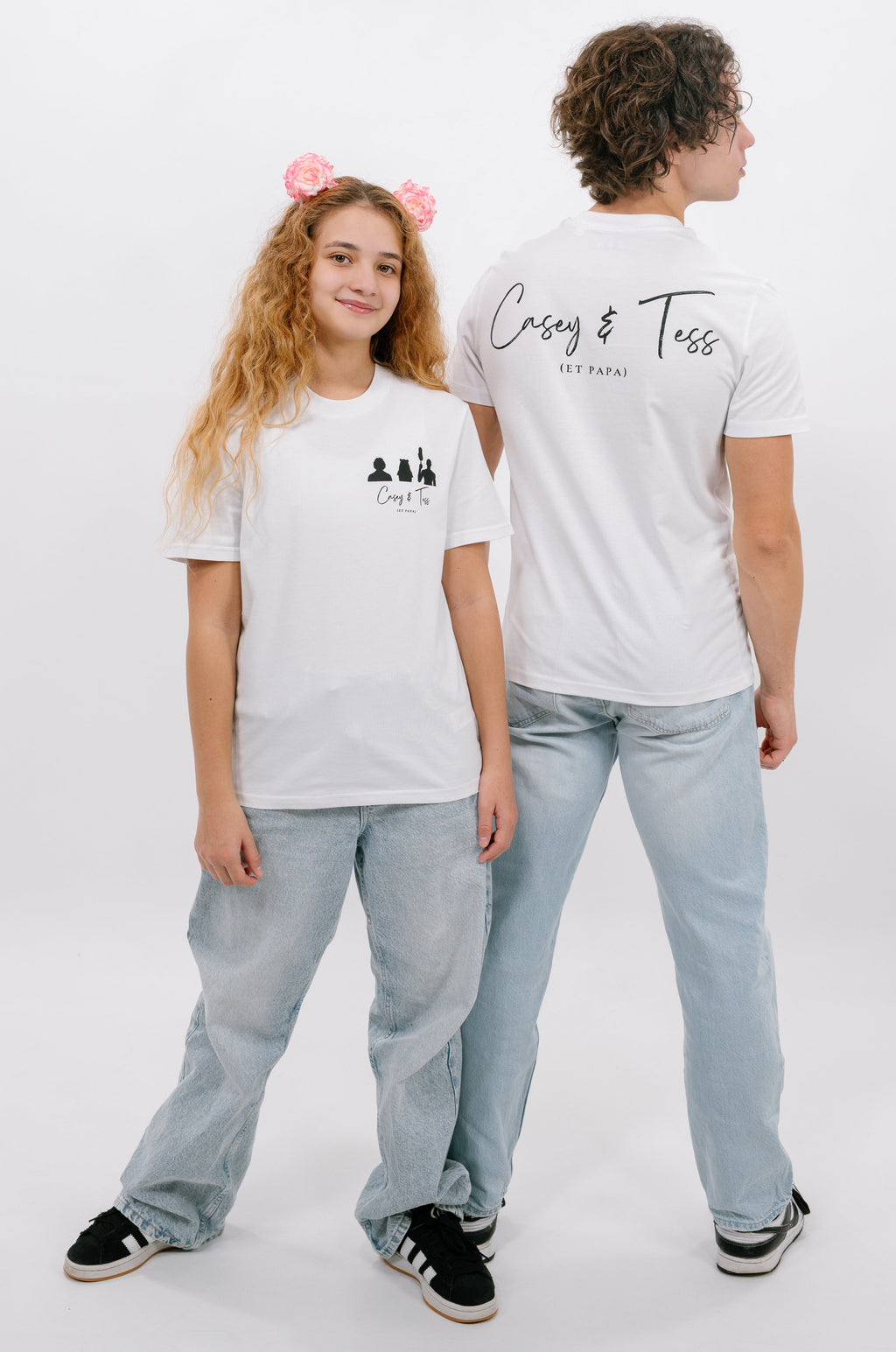 T-shirt officiel unisex blanc "Casey & Tess (et papa)"