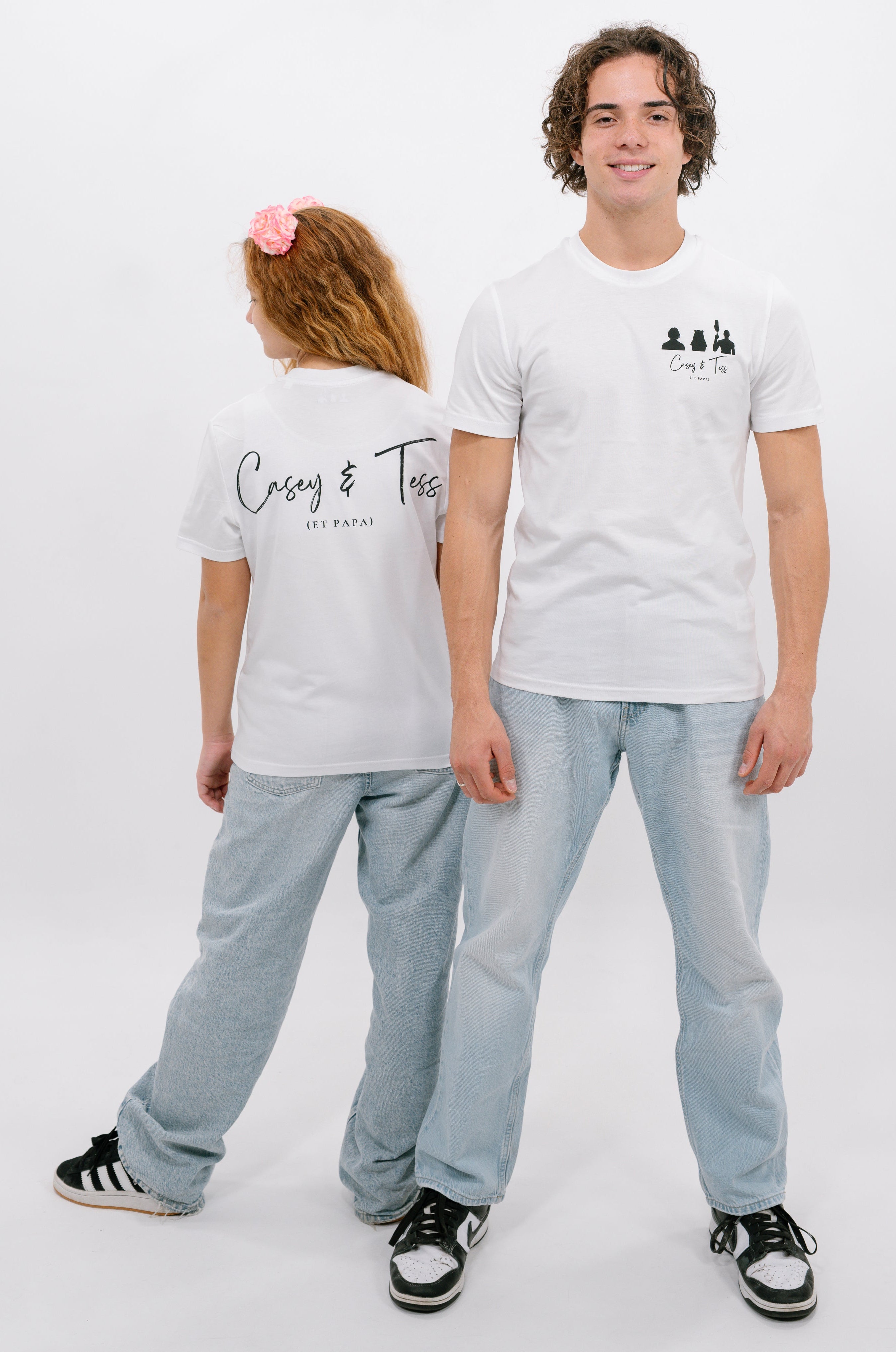 T-shirt officiel unisex blanc "Casey & Tess (et papa)"