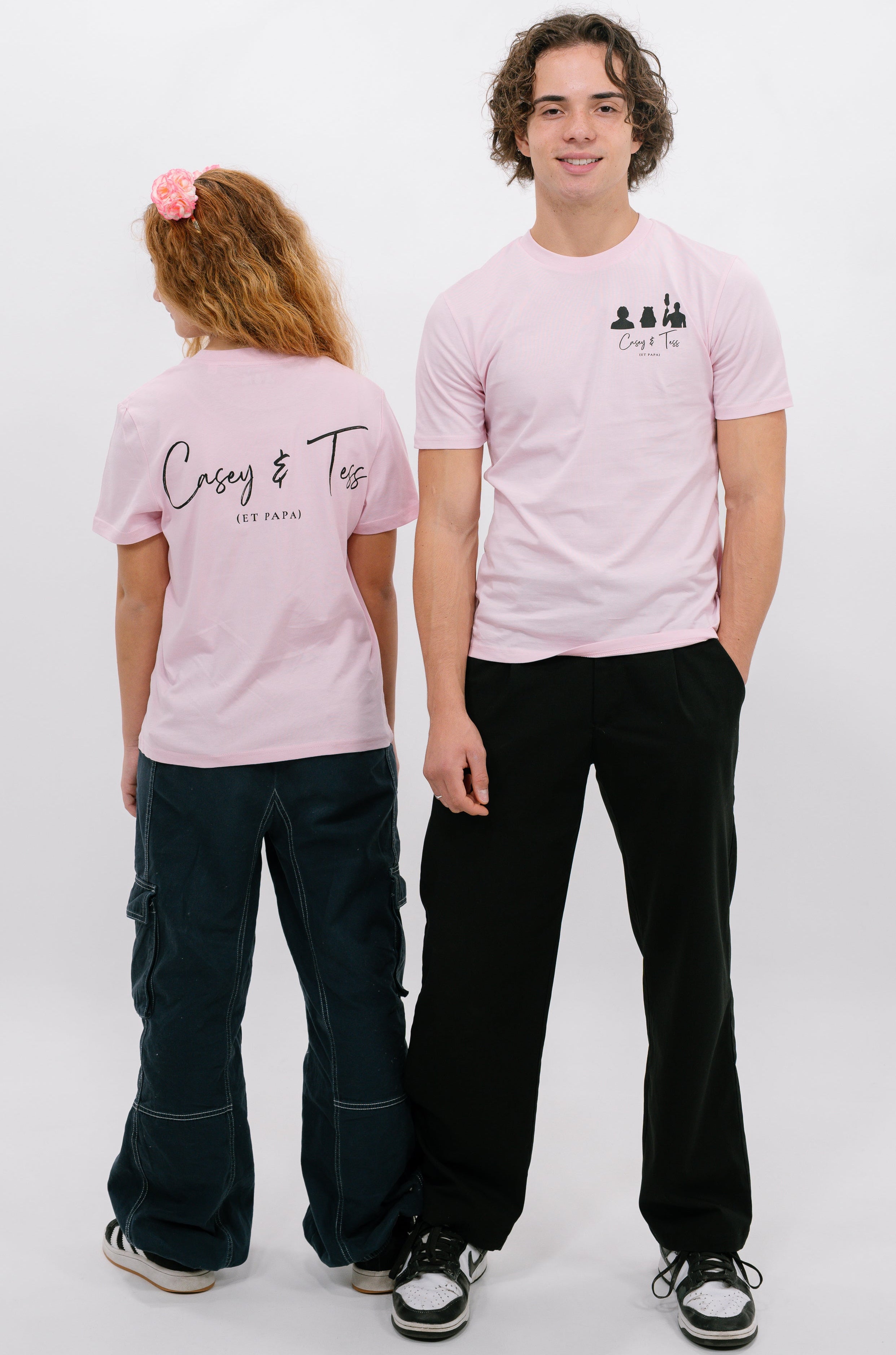 T-shirt officiel unisexe rose "Casey & Tess (et papa)"
