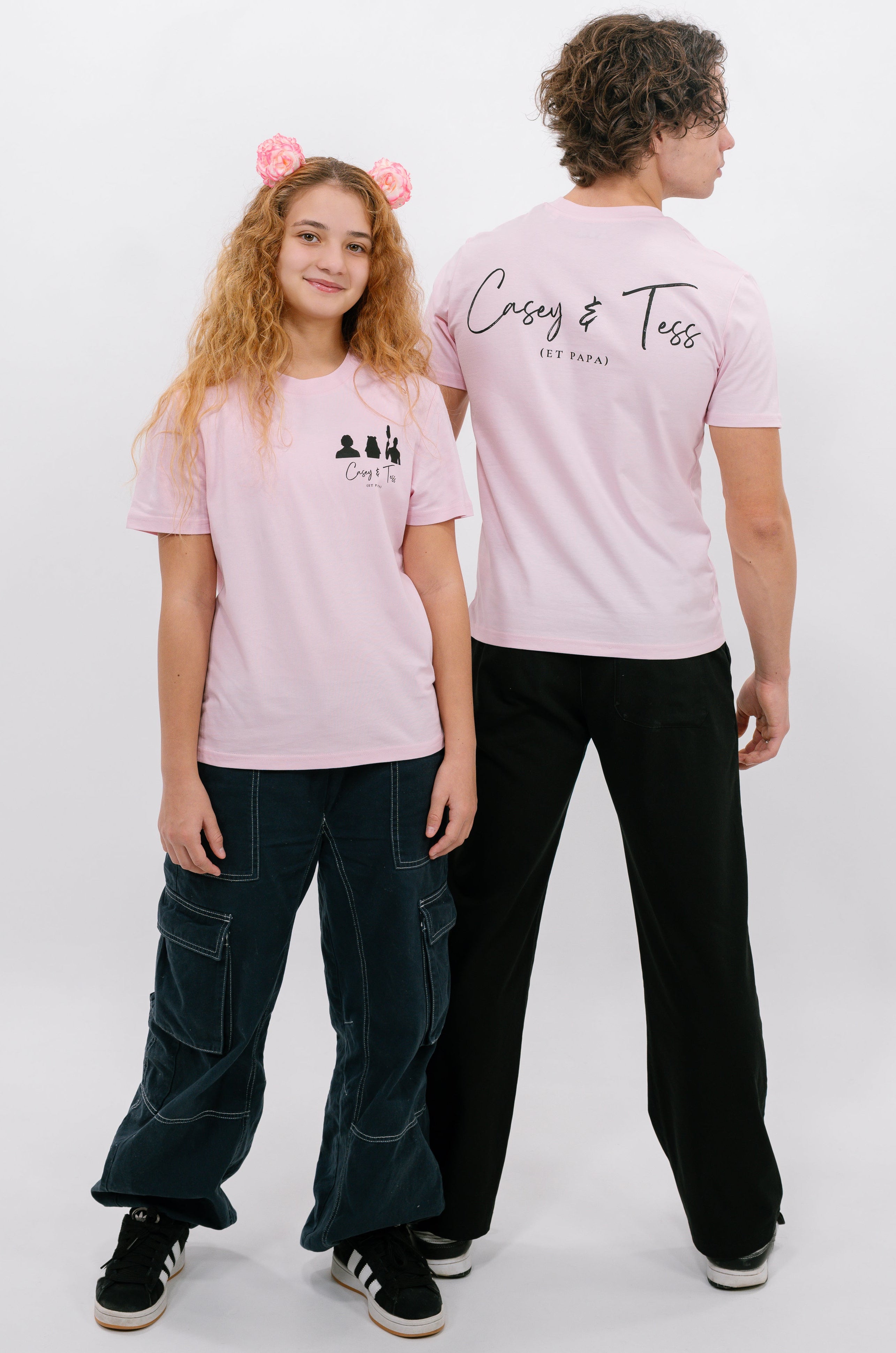T-shirt officiel unisexe rose "Casey & Tess (et papa)"